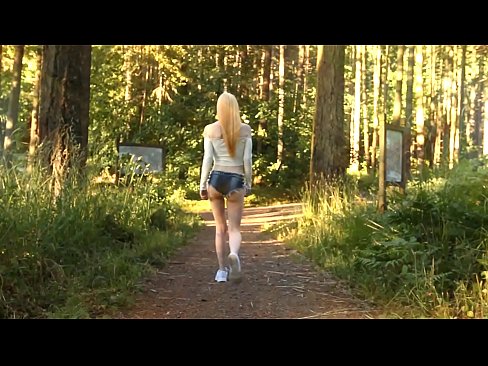 ❤️ Schöne Frau bewegt sich langsam, nicht nackt Video ❤️❌ Porno fb bei de.shufflesex.ru ❌❤