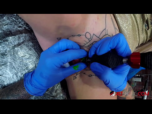 ❤️ Extrem tätowierte Hottie Sully Savage hat ein Tattoo auf ihrer Klitoris ❤️❌ Porno fb bei de.shufflesex.ru ❌❤